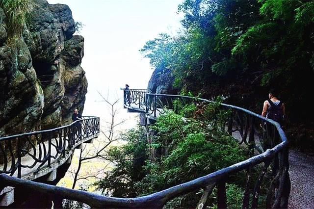 中国“最具良心”小卖部，地处百米悬崖之上，一瓶矿泉水仅2块钱