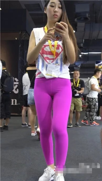 街拍：浓妆下的小姐姐，为了展现自己的美，不知道是热还是冷