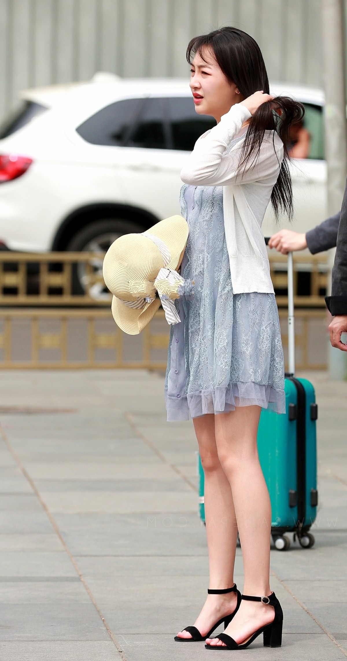 婴儿肥小姐姐是个平胸萌妹，一直哈欠连连很没精神，网友：晚上肯