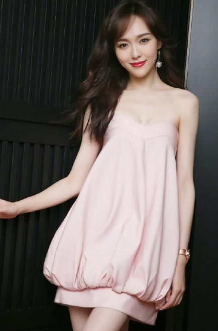 唐嫣简直了,裙子快掉了还敢穿,网友:罗晋还不快来管管