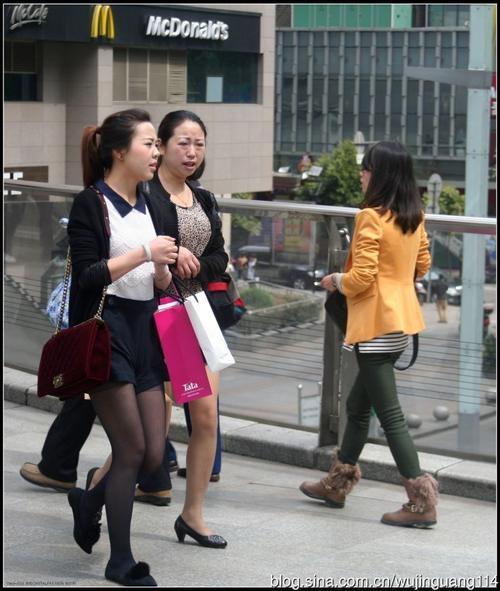 街拍:早春成都春熙路的时尚男女(图)