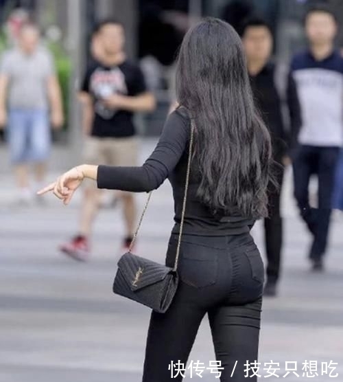  小姐姐|穿紧身牛仔裤的小姐姐，看起来气质优雅，简约却不单调