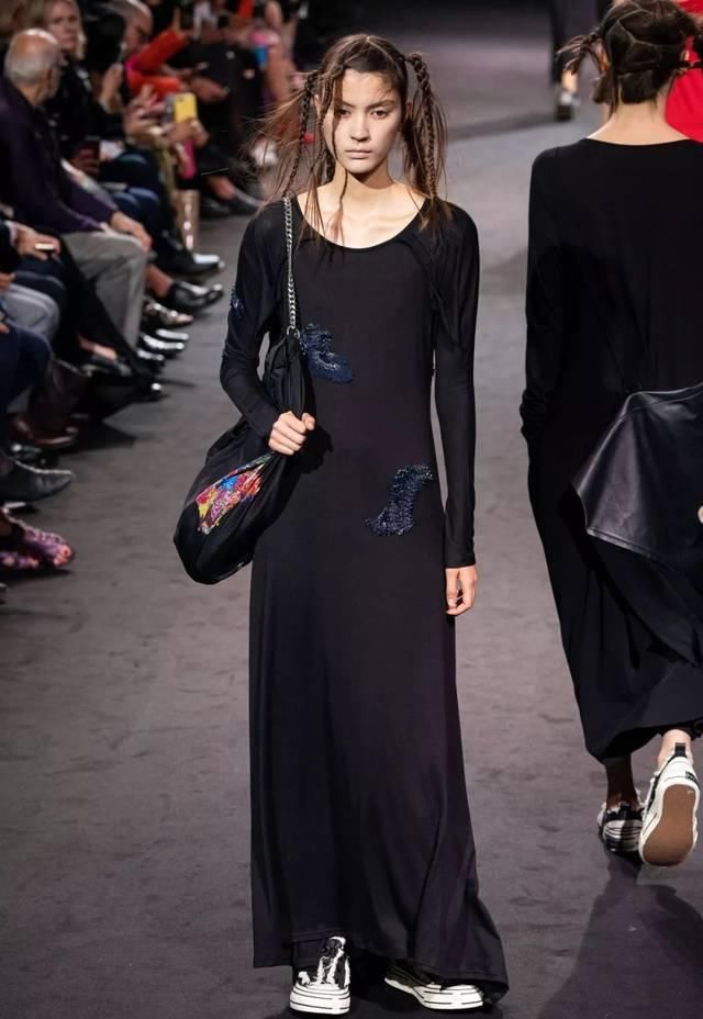  时装秀：Yohji Yamamoto 2020 春夏时装秀：山本耀司的黑色诗意想象