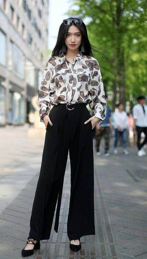 路人街拍，小姐姐搭配黑色的阔腿裤，完美展现自己的魔鬼身材