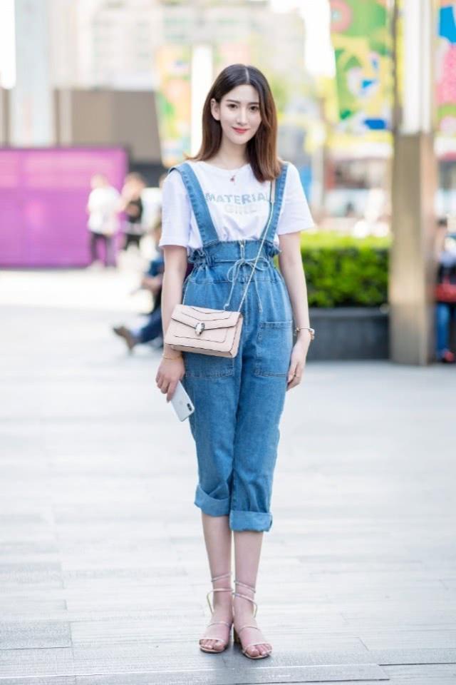  『大方』街拍：时髦大方的时尚美女，牛仔装的搭配潇洒又气派，休闲又不失女人味