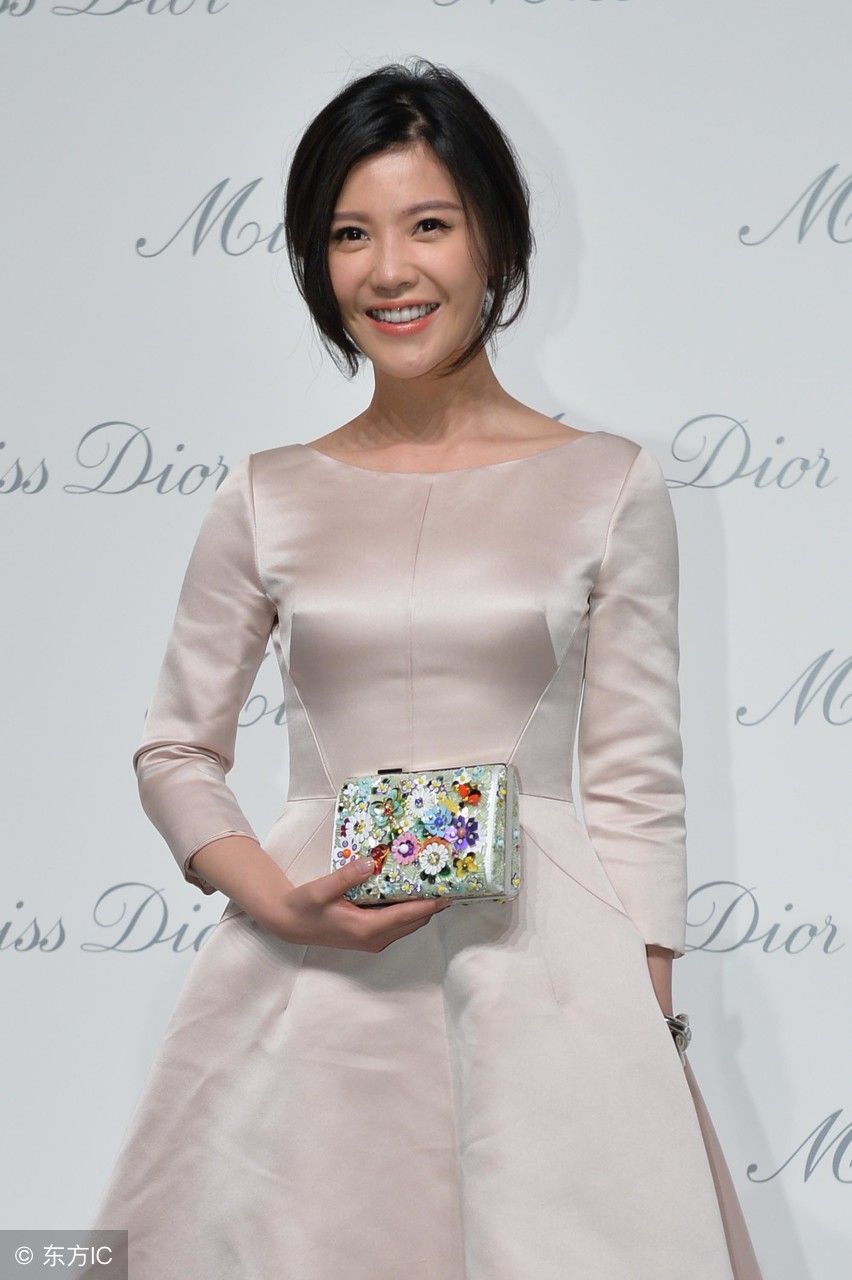 杨子姗穿这身裙子，下半身秀出美腿让人咽口水，看到脚“一秒破功