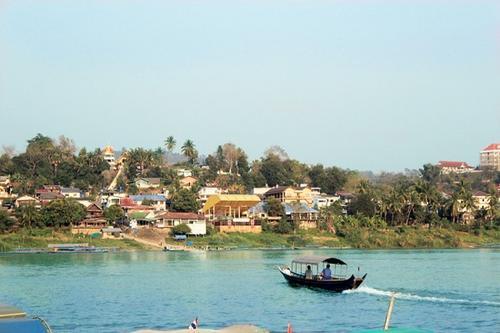 泰国女孩给你递毛巾，为何导游却说不要接？接一次就知道原因了