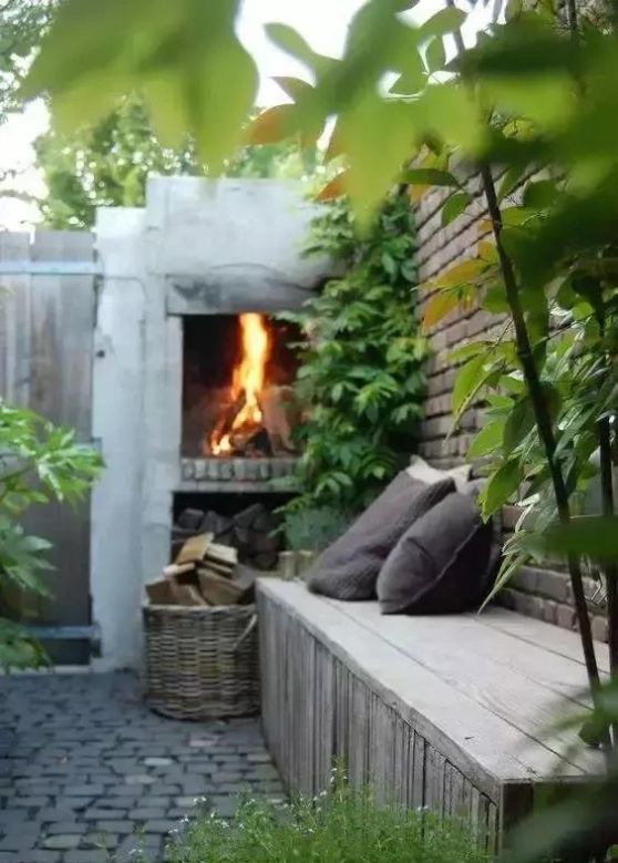 我家有一个大花园，这花园里蜂子，蝴蝶，蜻蜓，蚂蚱，样样都有