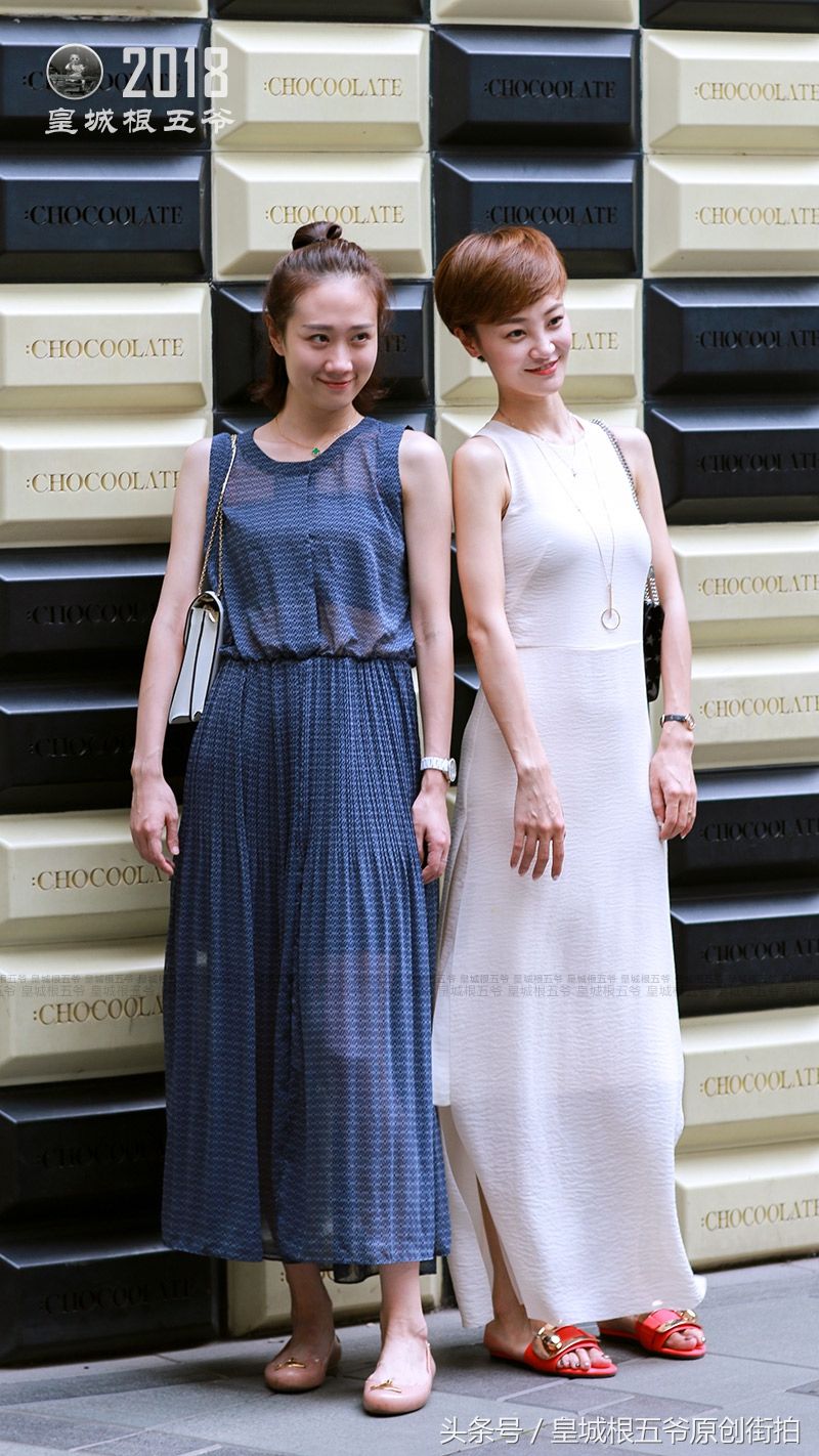 街拍:面对这么高温炎热的夏季，美女这样穿不仅好看还很时髦