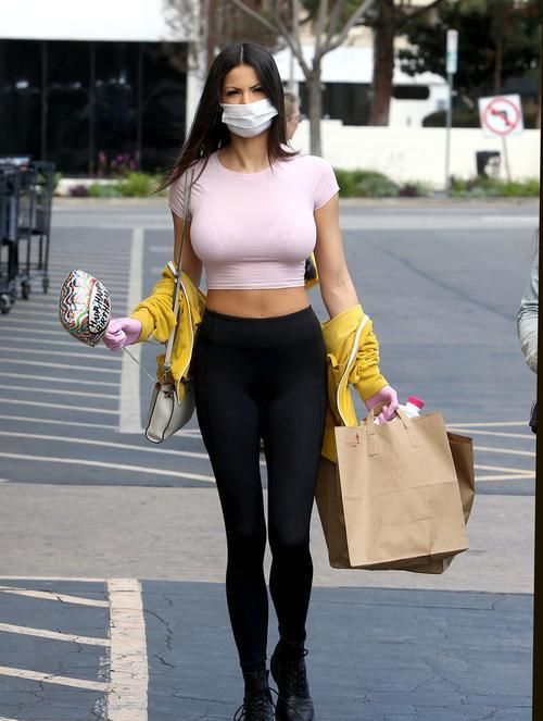 #身材太棒#INS模特Katie Bell好会穿,紧身T恤配leggings,“4D”身材真饱满