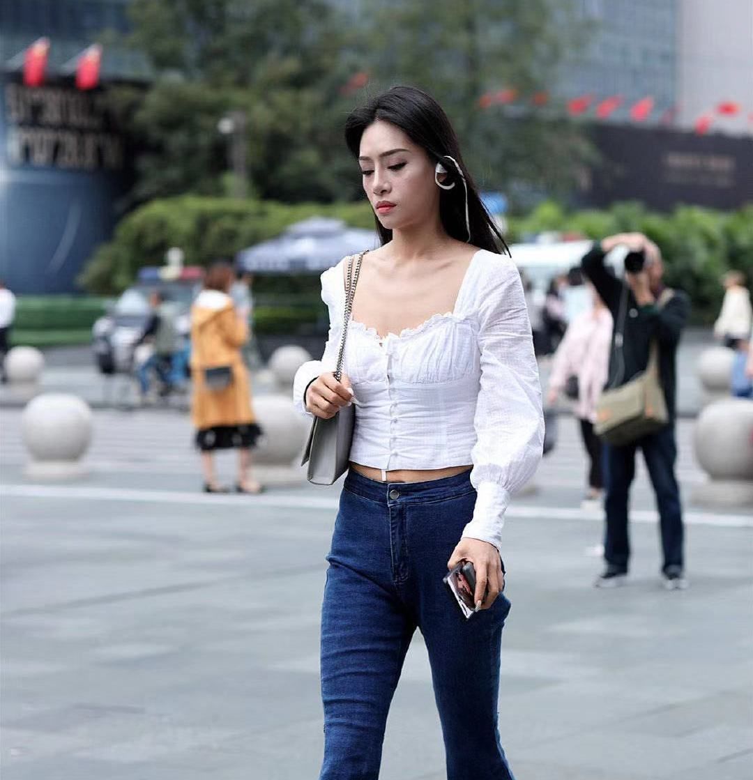  身穿|街拍:小姐姐梳着低马尾,身穿一条米色长裙,看起来优雅又大方