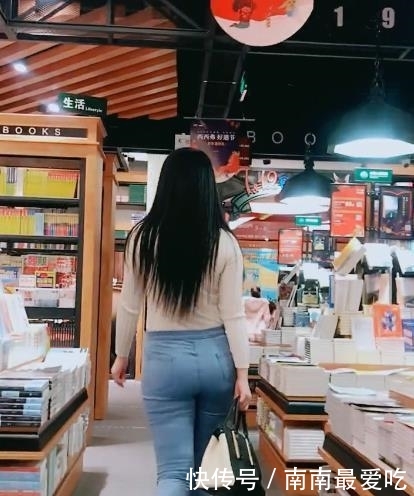  身材■街拍：身材微胖的女孩，穿上浅蓝色牛仔裤，依然好看！