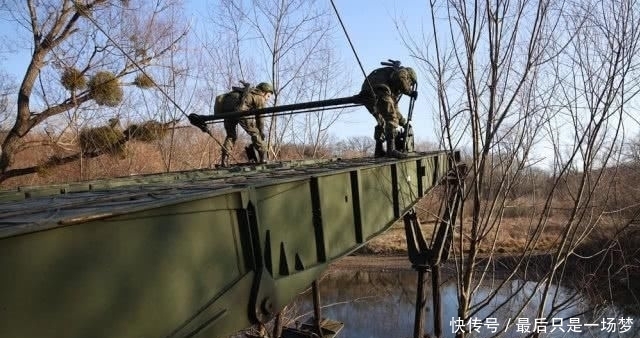  [无人机]俄军工程兵团架设重型机械化桥无人机从独特角度拍摄架桥过程
