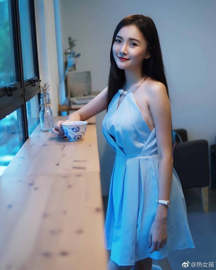 街拍：小姐姐粉色的绑带上衣，身体线条棱角分明，十足的健身范!