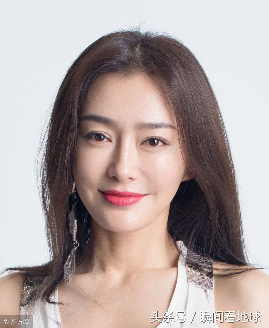 近看秦岚脚踩红色高跟鞋很有魅力