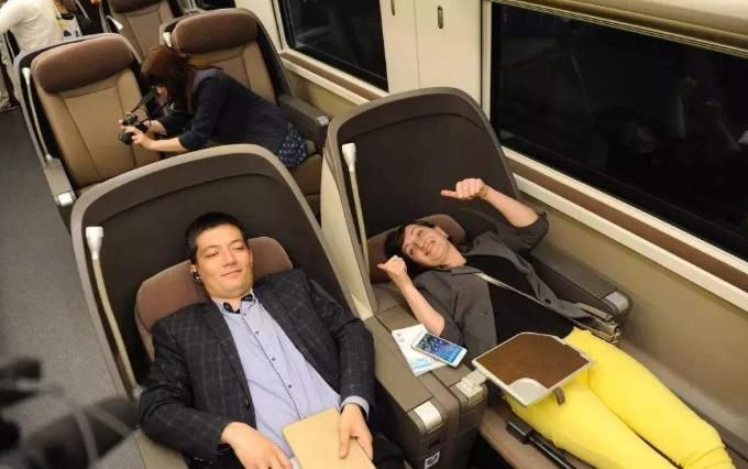 中国高铁立硬币只是传说？日本表示粘了胶水，美国游客站了出来