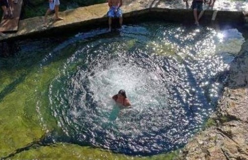美国一个4米宽的水坑，已有多人在此遇难，游客却还是蜂拥而至