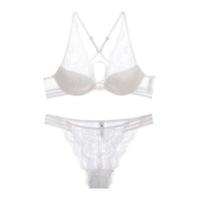 穿一款时髦性感又充满女人味的文胸套装，只为博君一笑