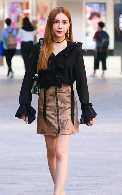  『美女』街拍：艳若桃李的美女，一件黑色上衣配短裙，时尚优雅气质