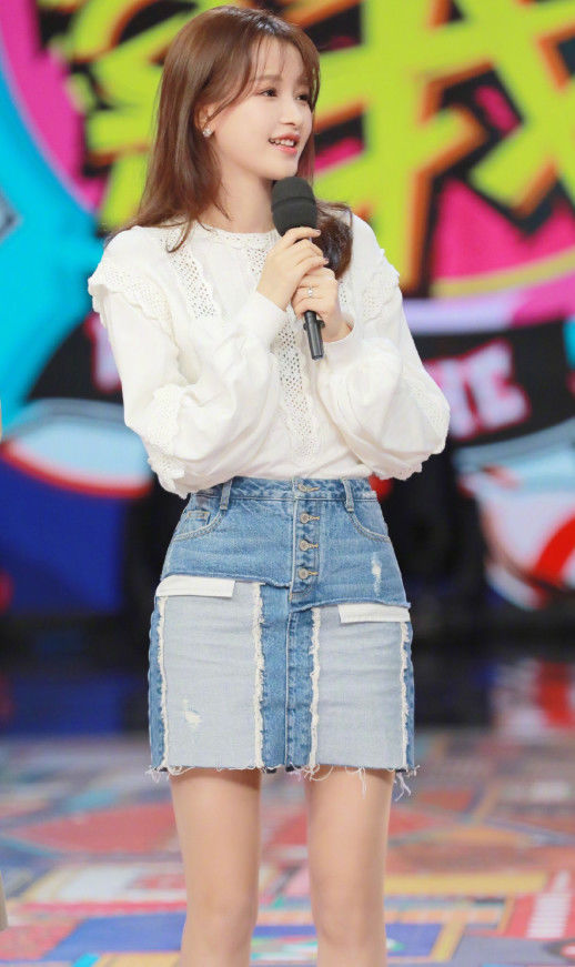 孙怡要上天了，穿“百家裙”来秀腿，这腿简直两米五