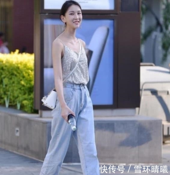 【美女】街拍美女:身材曼妙的小姐姐,紧身牛仔裤穿搭,洋气十足!