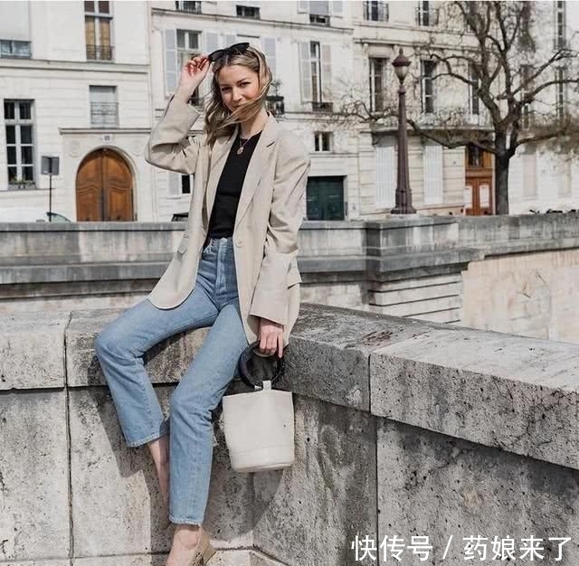  『博主』40岁过后的女人，放弃短裙配打底裤吧！看这位博主这样穿，太美了