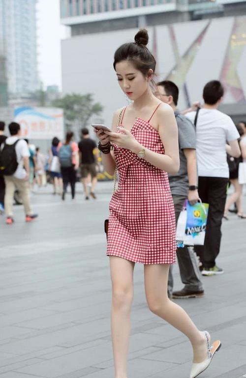 优雅时尚的吊带装小姐姐秀出自信活力，气质出众，美出新高度！