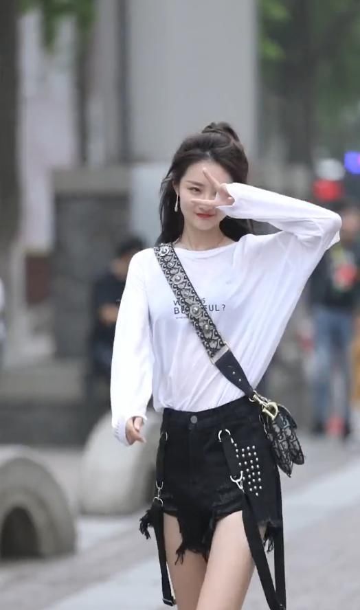 『衣着』那些路人镜头下的网红,个个都是肤白貌美大长腿,衣着也暗藏玄机