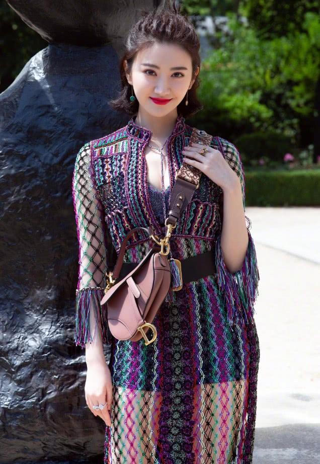 景甜现身机场，裤子短得口袋都外露就算了，腿还P得像假肢