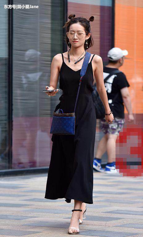 街拍：美女们穿性感长裙，藏不住的好身材，浓浓的成熟气息！