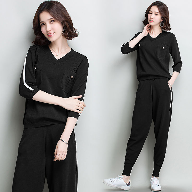 70后女人注意了，如今不流行连衣裙了，穿时髦两件套才显美显嫩