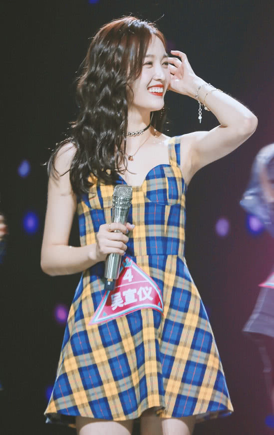 吴宣仪不愧是中国第一美腿，热裤秀腿超性感!