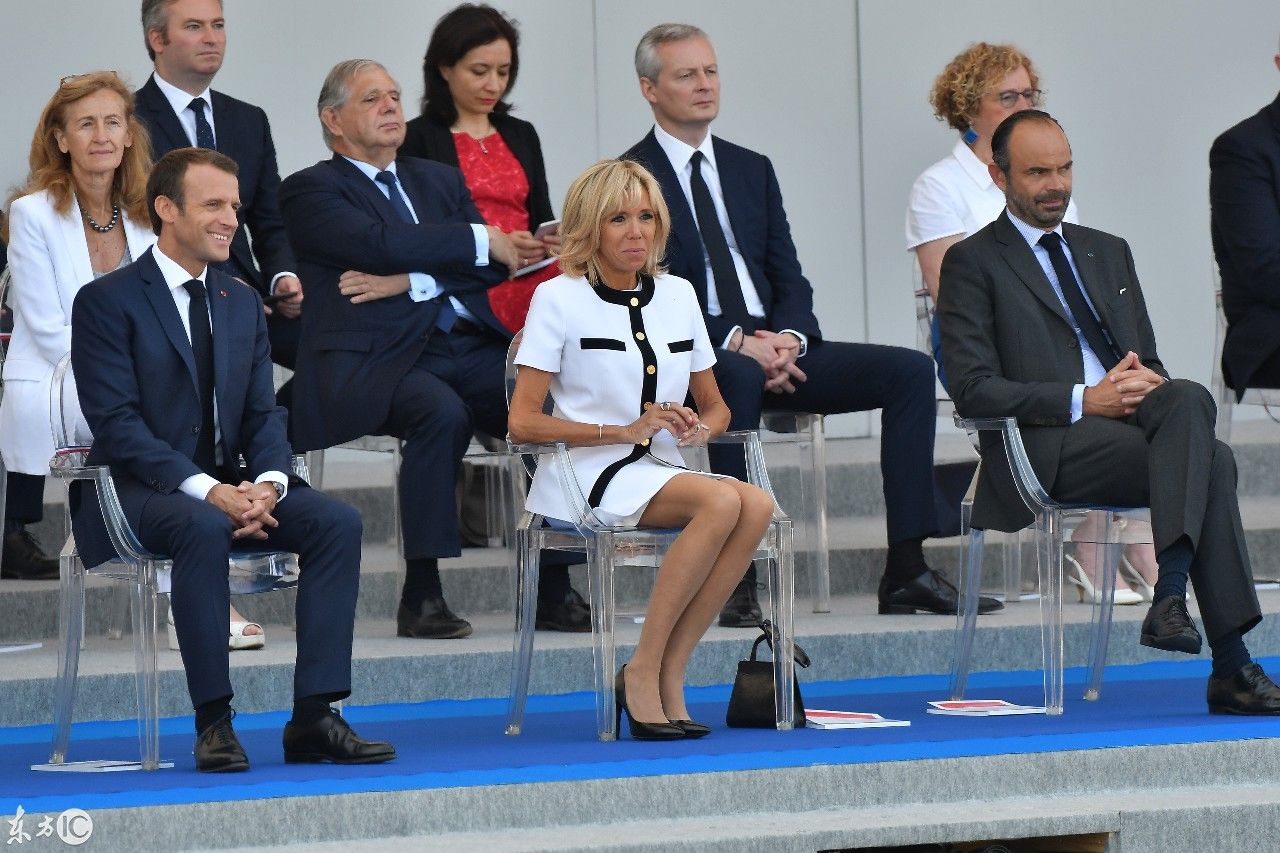 法国夫人第一次穿这样的短裙,坐下来都有点不适应!