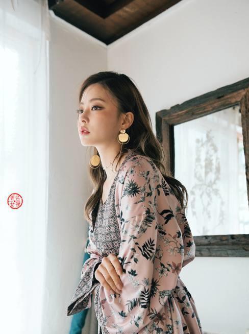 聚光灯下：身形柔美的美少女，穿着复古目光诱人，眼神很妩媚