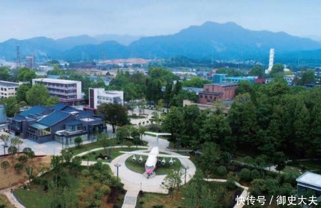 全世界最“不可思议”的小镇，出门只能开飞机，豪车只能来买菜