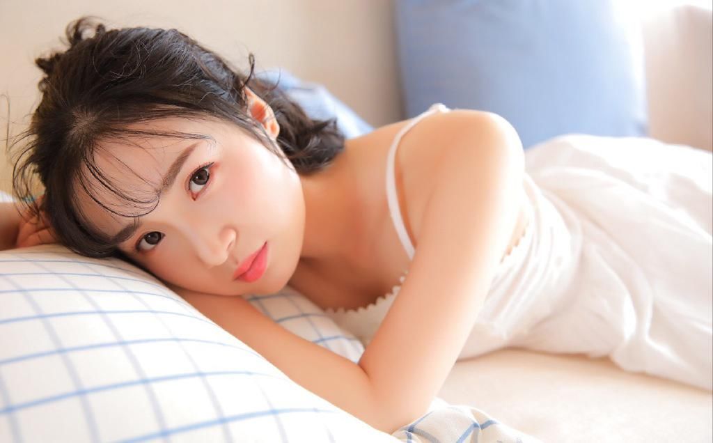 吊带美女尤物小露香肩诱惑美女图片