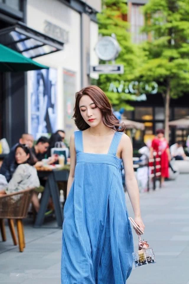 街拍:气质出众俊美的小姐姐,外表上给人很甜美纯洁的感觉!