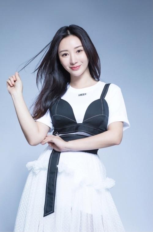 柳岩太明目张胆，把“泳衣”外穿就出门，这回头率百分之百啊！