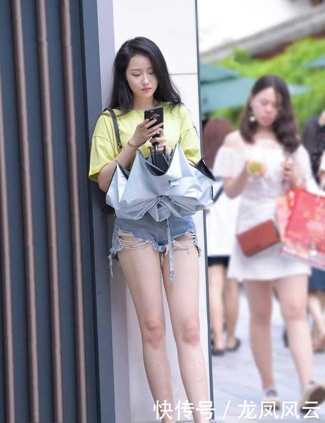  #蓬松装#腿这么长还穿高跟鞋，这是要把闺蜜甩出“宇宙”吗？