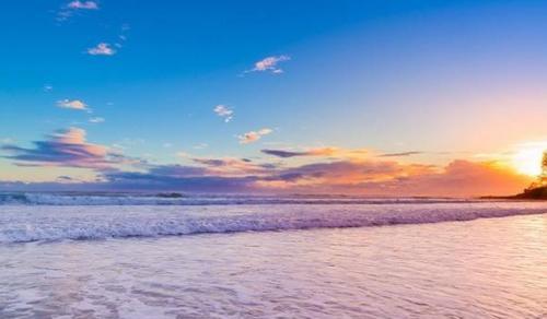 澳大利亚海边一个可以“遮阳墙壁”, 不少人躺下后就拔腿就跑