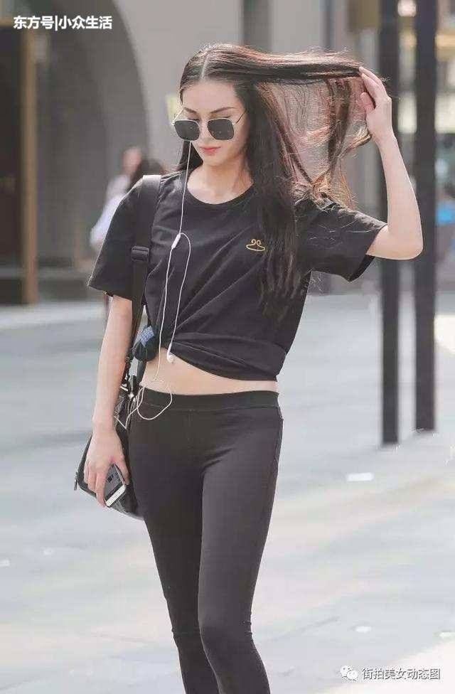 街拍:小姐姐为什么喜欢瑜伽裤?紧致勒人也不怕!