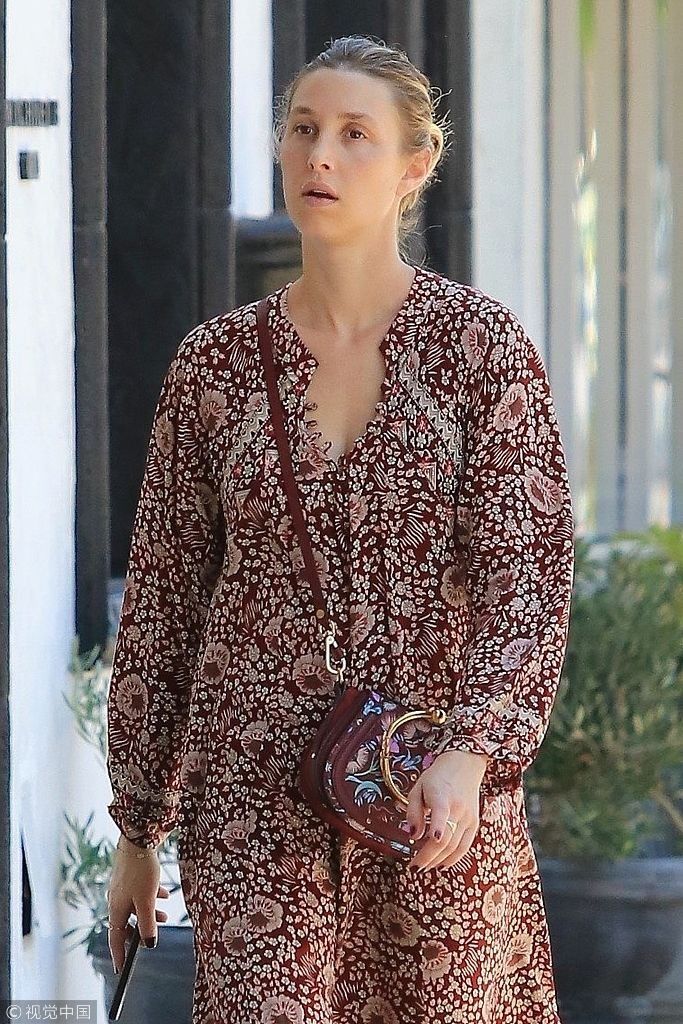 惠特妮素颜出街容貌姣好御姐范十足  碎花连衣裙搭配迷你包包玩复