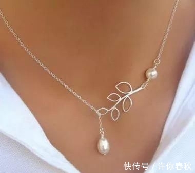  「条珍珠项链」简直不要太好看，珍珠项链时下最流行的几种佩戴方式都在这了