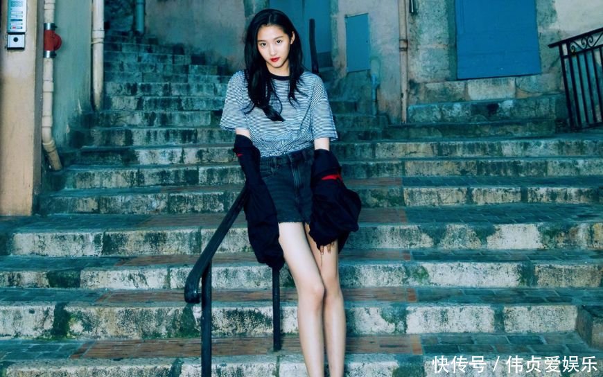 热巴穿短裙凸显大长腿,关晓彤穿短裤显青春活力,网友:热巴最美