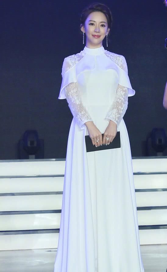 台球天后潘晓婷亮相，小秀性感成万人迷，魅力不输众女星！