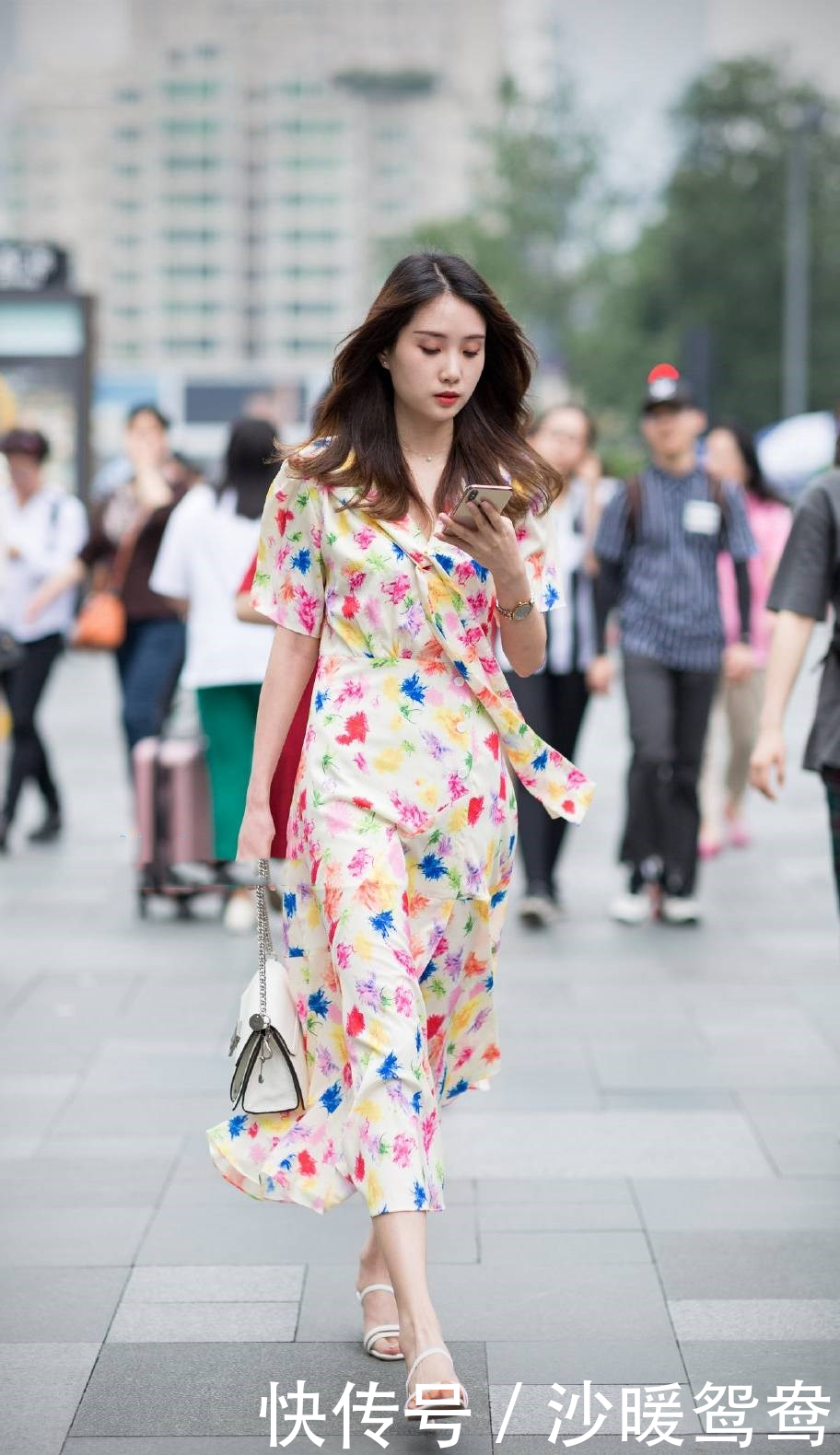  气质■夏季穿连衣裙的美女喜欢搭配高跟凉鞋，清爽凉快还凸显优雅气质