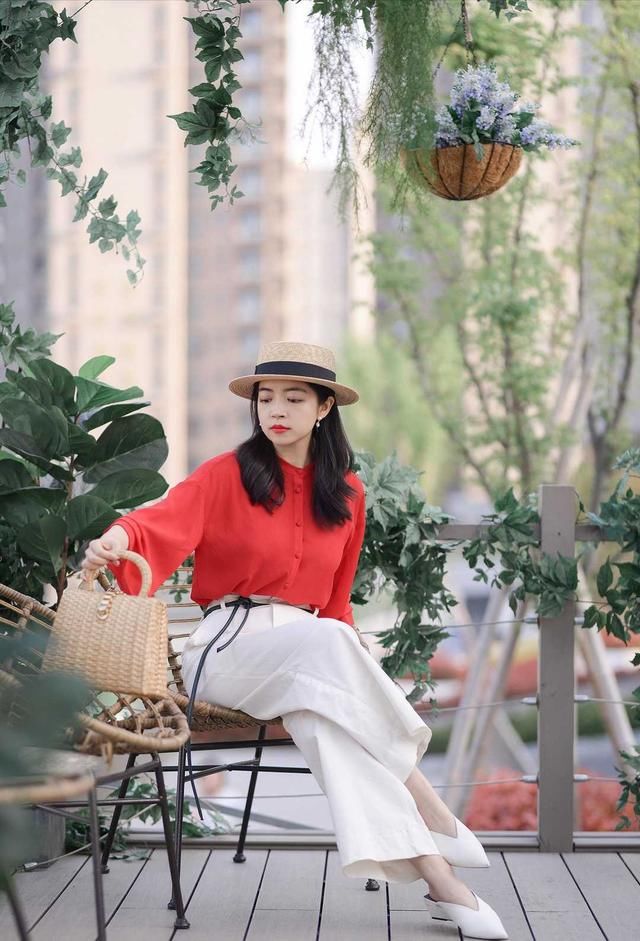  『春季』春季这样穿洋气时髦，红色衬衫配白色宽松款阔腿裤，女神范儿十足
