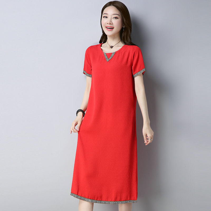 姑娘别再穿运动套装了，当下巨流行的“温婉风”连衣裙，美翻全场