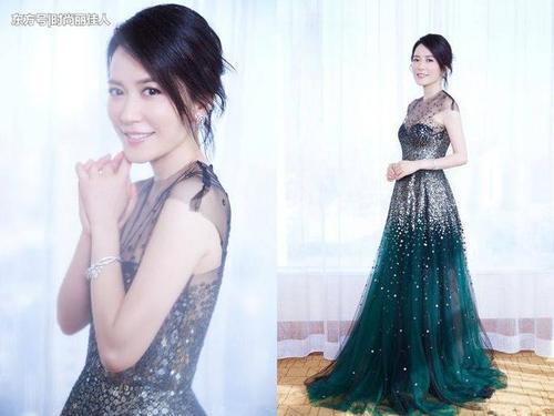 47岁俞飞鸿穿亮片薄纱裙优雅动人，大秀东方美，年龄成了个摆设