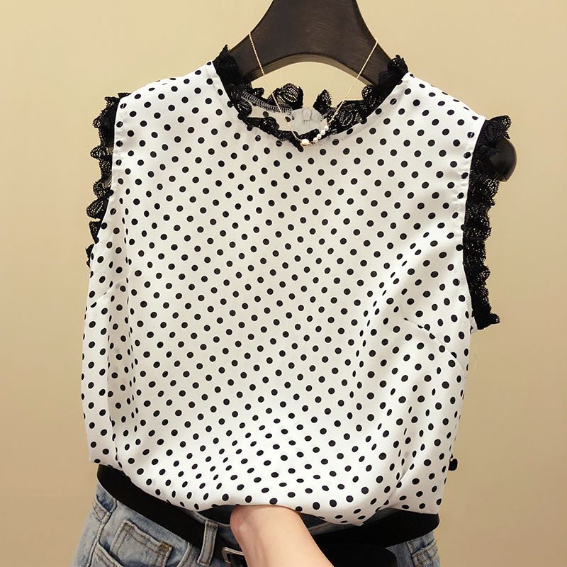 现在的小姐姐真会搭，出门旅游穿这“娃娃衫”，贼白嫩减龄